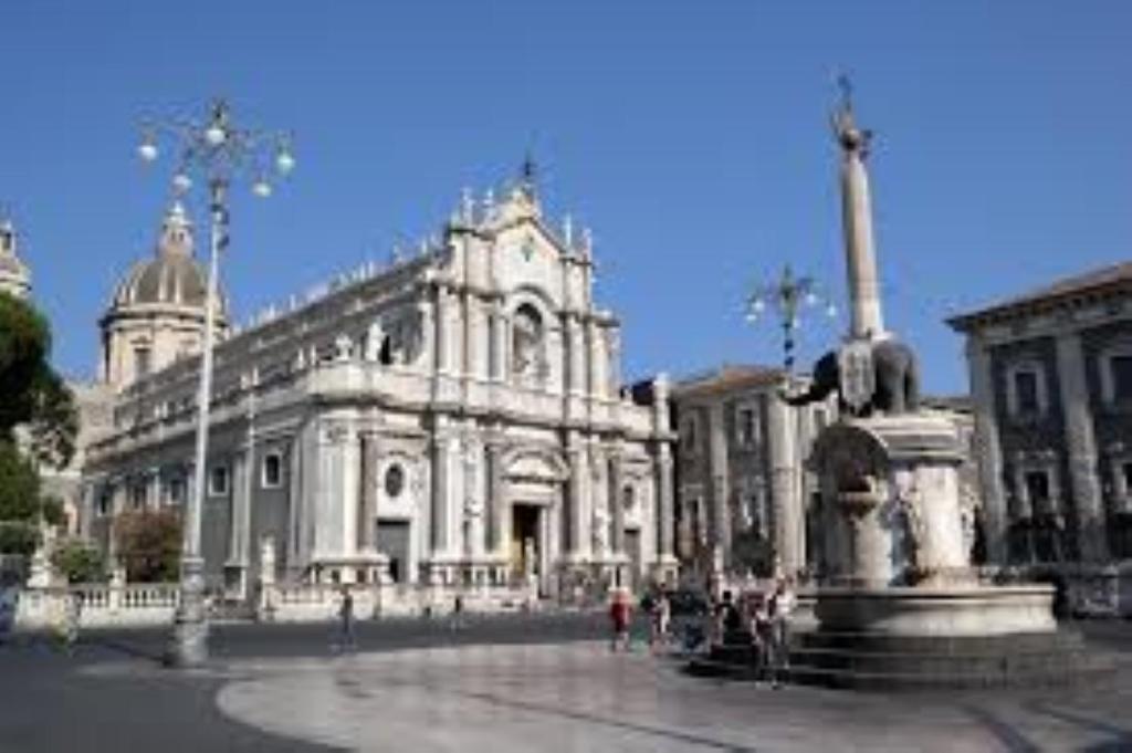 Suite Con Terrazza In Centro Storico คาตาเนีย ภายนอก รูปภาพ