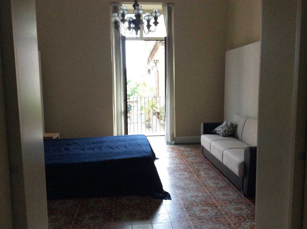 Suite Con Terrazza In Centro Storico คาตาเนีย ภายนอก รูปภาพ