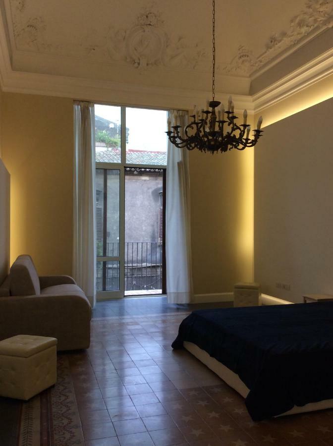 Suite Con Terrazza In Centro Storico คาตาเนีย ภายนอก รูปภาพ