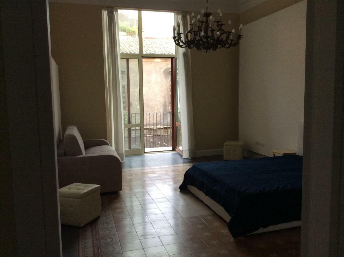 Suite Con Terrazza In Centro Storico คาตาเนีย ภายนอก รูปภาพ