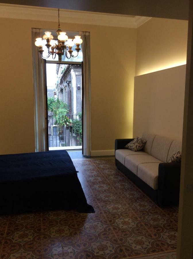 Suite Con Terrazza In Centro Storico คาตาเนีย ภายนอก รูปภาพ