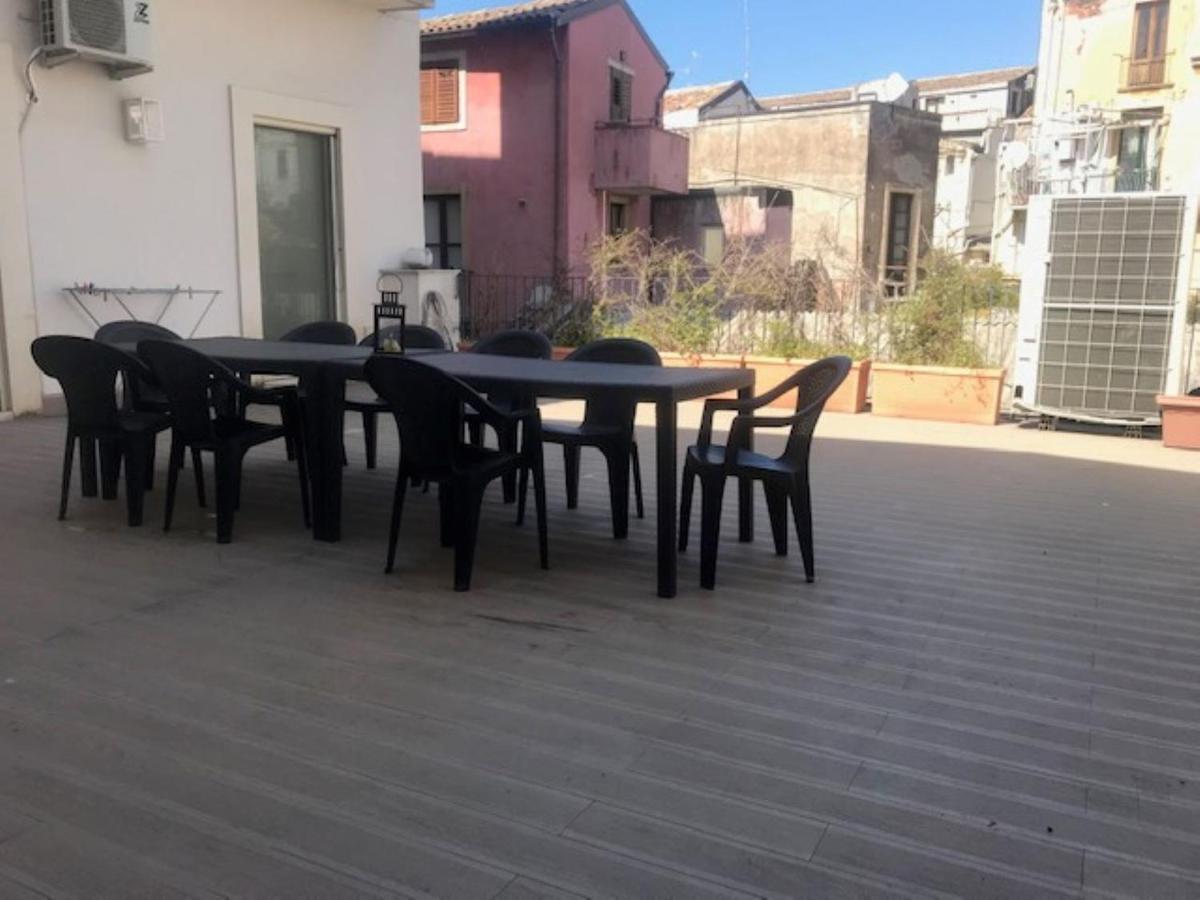 Suite Con Terrazza In Centro Storico คาตาเนีย ภายนอก รูปภาพ